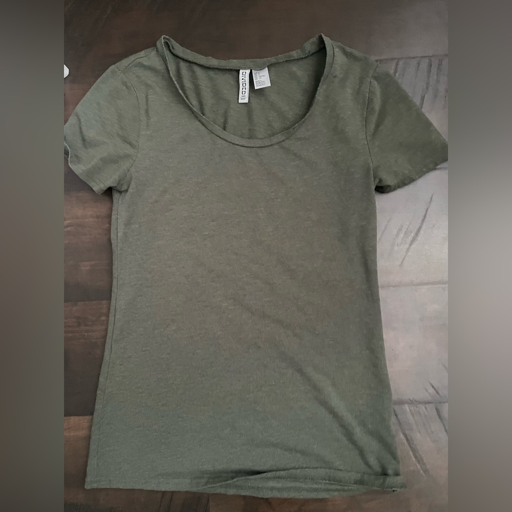 Green basic scoop neck tee size small